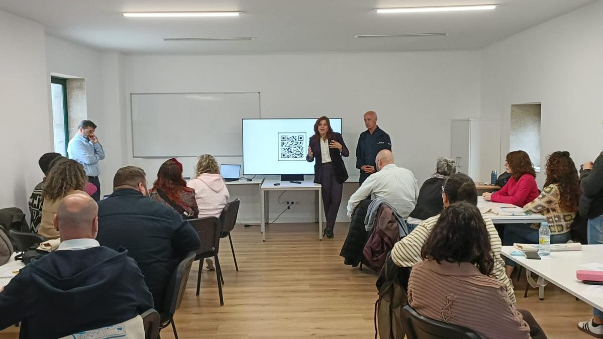La directora y el alcalde de Vilanova en el acto de clausura.