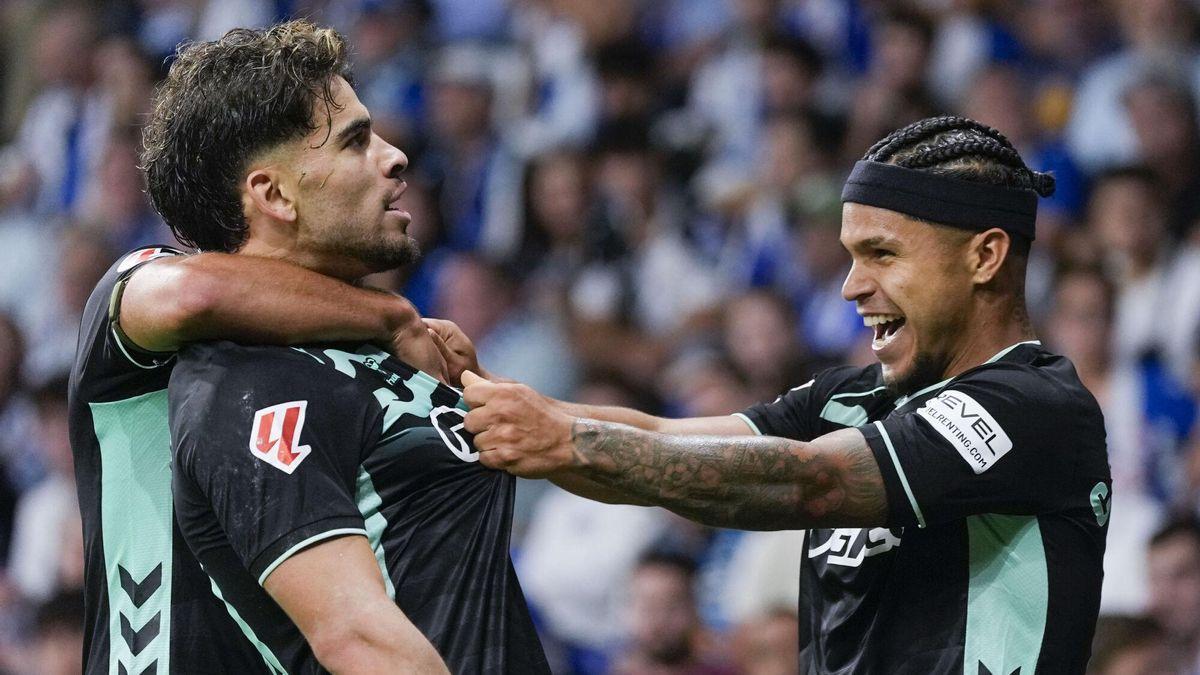 Abde Ezzalzouli (izquierda), del Betis, celebra tras marcar un gol contra el Espanyol durante un partido de fútbol de la Liga EA Sports entre el Espanyol y el Betis en el estadio RCDE.