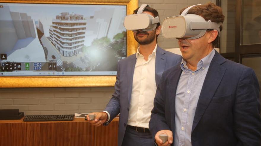 El CEO de Aligrupo, Daniel Torregrosa, y el managing director de Alibuilding, José Antonio Izquierdo, con las gafas de realidad aumentada.