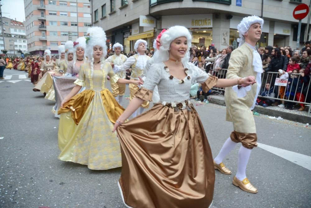 El desfile de comparsas llena las calles de la ciudad de disfraces, colores y buen humor.