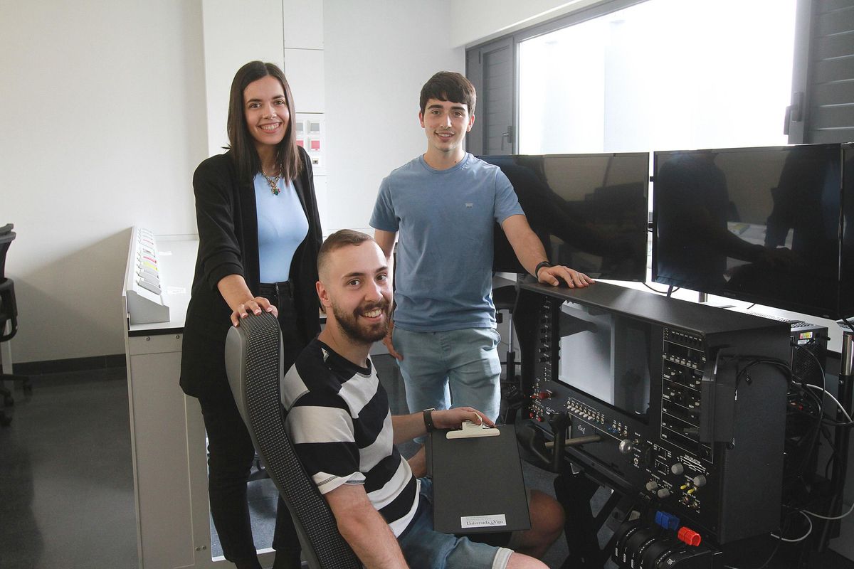 Uxía, Marco y Enrique, en el simulador de vuelo de la Escola de Enxeñaría Aeronáutica e do Espazo de Ourense.