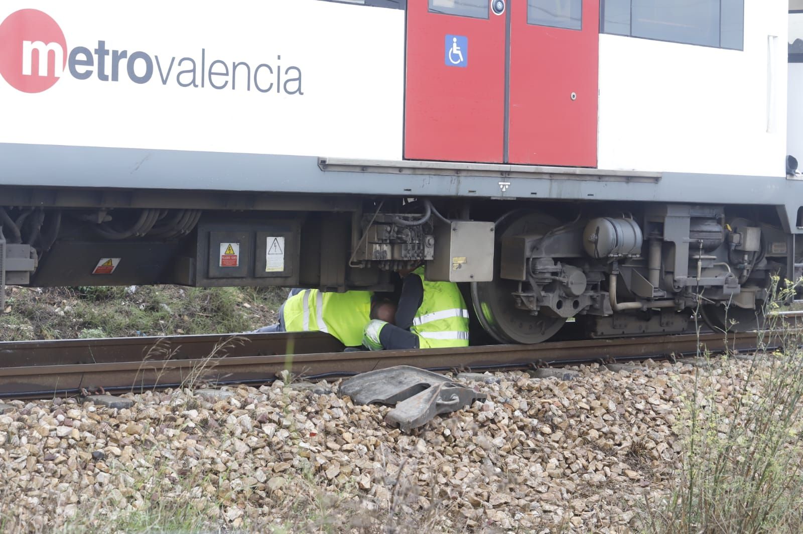 Sin línea de metro y la A-7 cortada tras el choque de un camión con un muro en l'Alcúdia