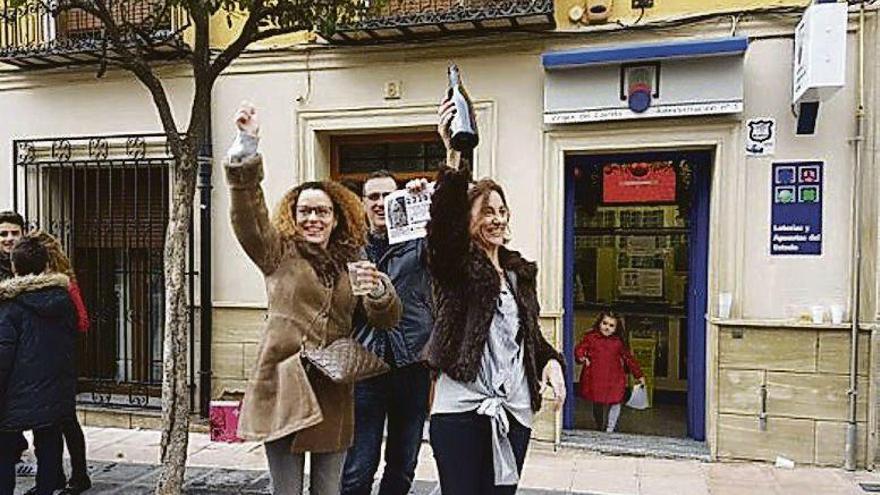 A la izquierda, Alicia y Alejandra Villescusa, delante de su administración. En la imagen de la derecha, uno de los asistentes al sorteo en Ávila.