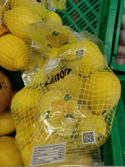 LIMONES Entre la variedad de cítricos que se cultivan en la Región de Murcia, Mercadona tiene como proveedor de limones a la empresa Tana, con sede en la pedanía murciana de Los Ramos. Tana dispone actualmente de dos plantas de manipulado y envasado de cítricos destinados a consumo en fresco. Las plantas están ubicadas estratégicamente en Murcia y Málaga, los dos principales núcleos de producción de limón y pomelo en España.