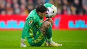 Ederson, guardameta del Manchester City, dolorido tras su lesión en Anfield