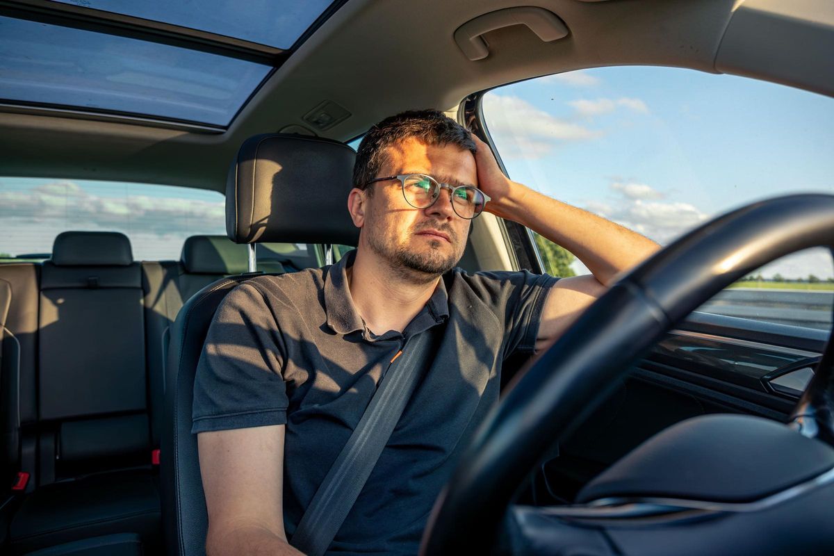 Hombre cansado al volante