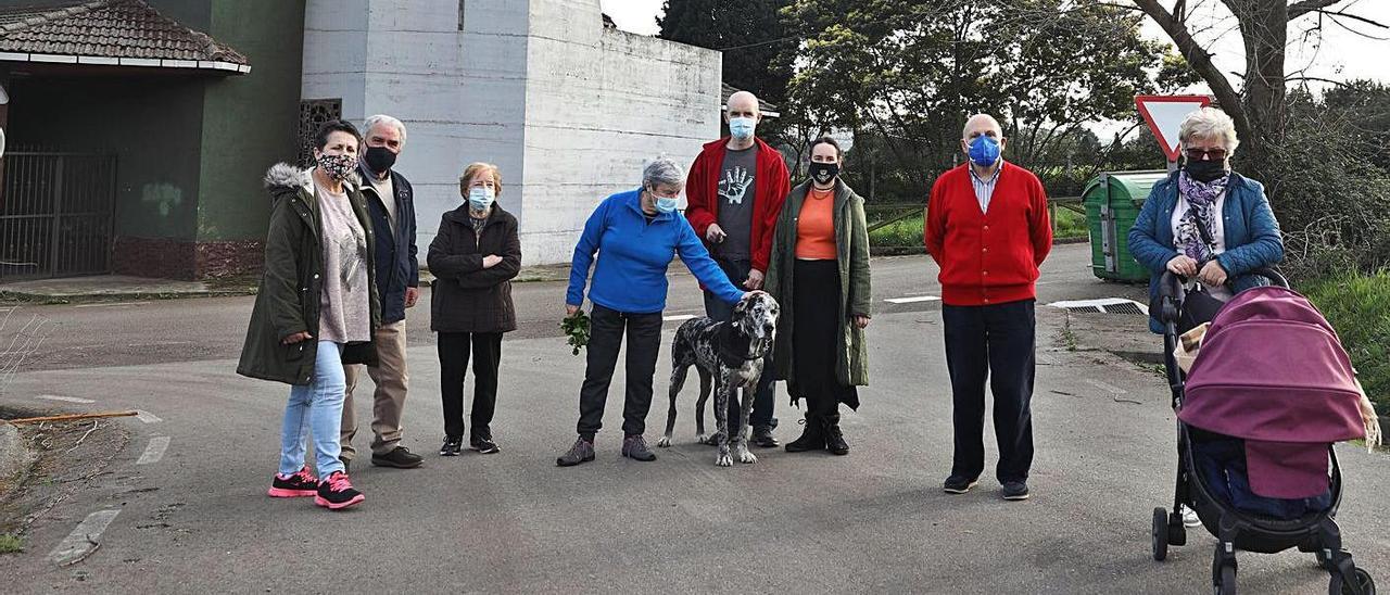 Begoña Pérez, Eusebio Ortega, Trinidad Rodríguez, Rosa María Pañiceres, Julio Castiello, María Begoña Fernández, Rafael García y Marina López, ayer, en Monteana.| Juan Plaza