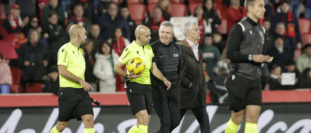 Aguirre habla con González Fuertes al fnal del partido RCD Mallorca-Real Sociedad.