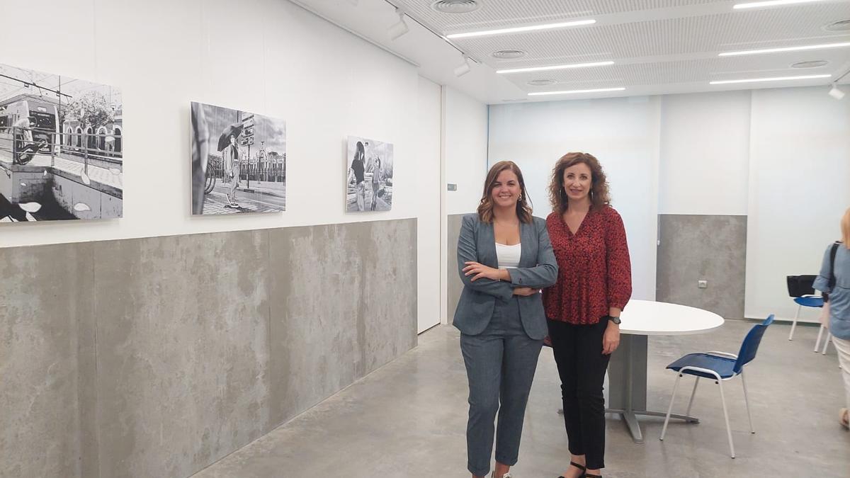 Sandra Gómez y Maite Ibáñez en su visita al centro de juventud del Cabanyal.