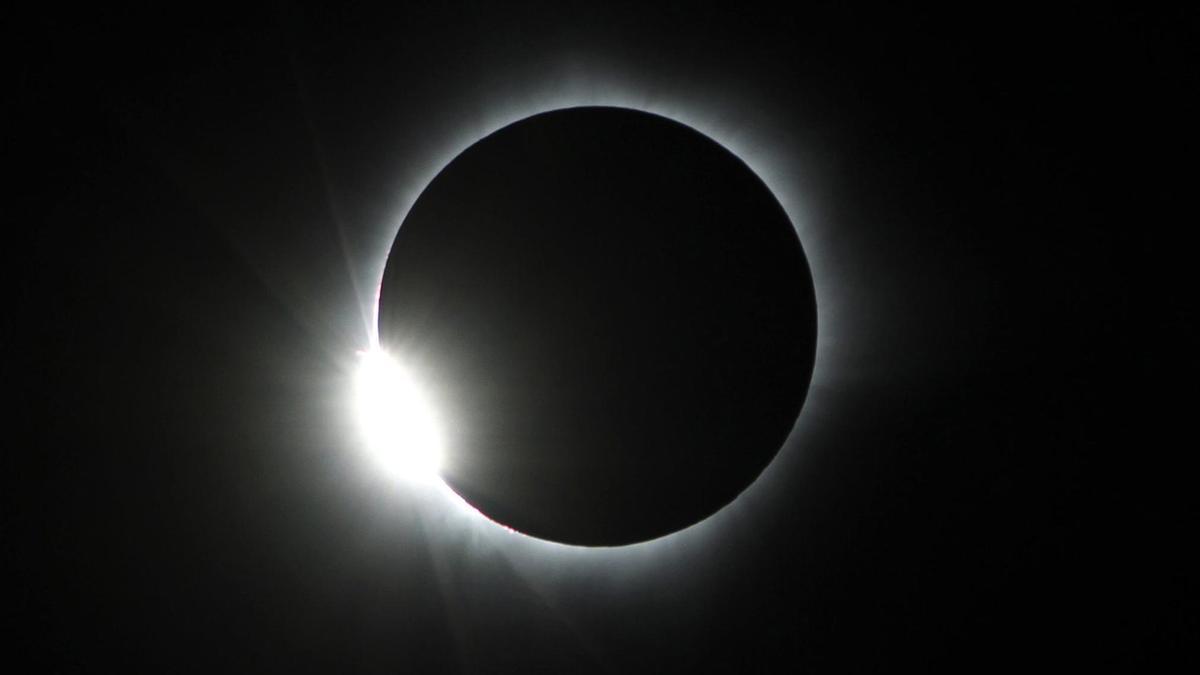 Vista de un eclipse total de sol.