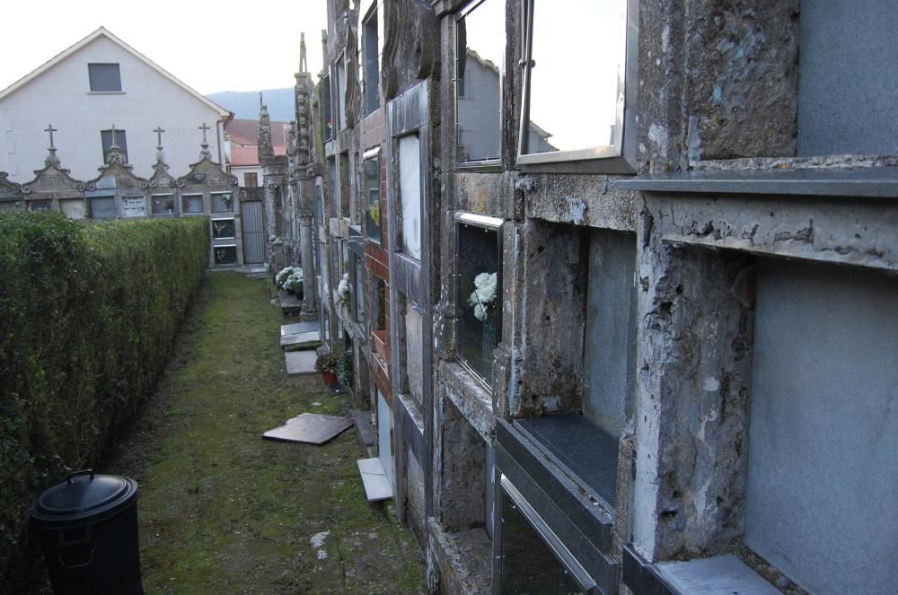 El cementerio de Os Eidos languidece