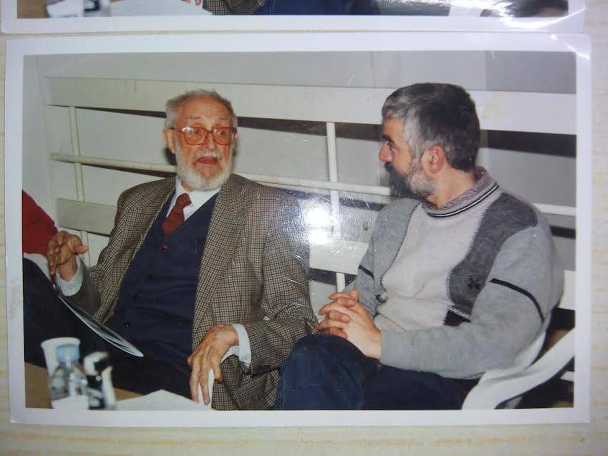 Miguel Morata, con José Luis Sampedro, en la librería Primado, en el año 2000.