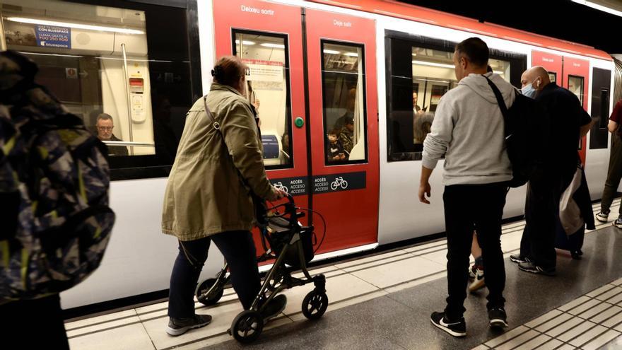 Pasajeros en el metro de Barcelona.