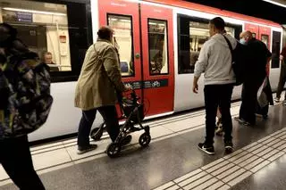 Una usuaria con esclerosis múltiple denuncia falta de empatía en el metro de Barcelona