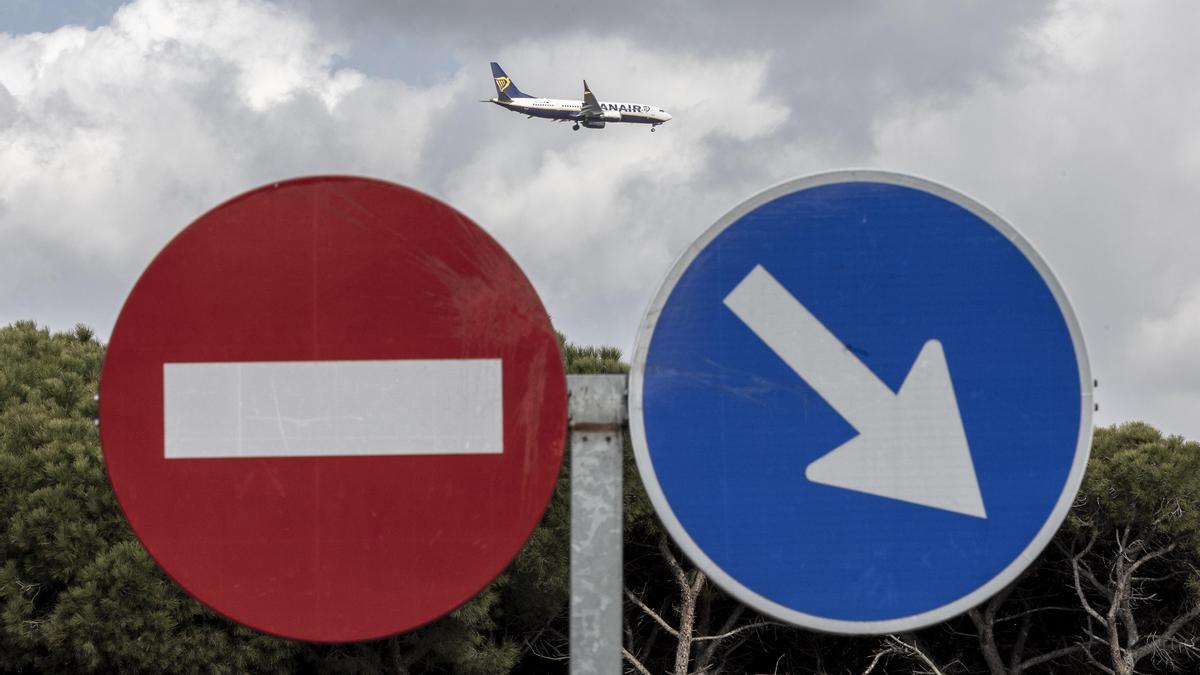 El Prat de Llobregat 09/02/2023 Debate sobre la ampliación del aeropuerto Josep Tarradellas El Prat En la foto, un avión sobrevuela la zona de Gavà Mar FOTO de FERRAN NADEU