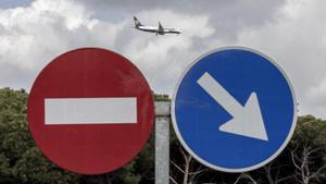 Un avión sobrevuela la zona de Gavà Mar.