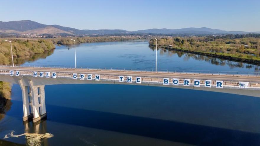 Pancarta desplegada en el Ponte da Amizade entre Tomiño y Cerveira.   | // FDV