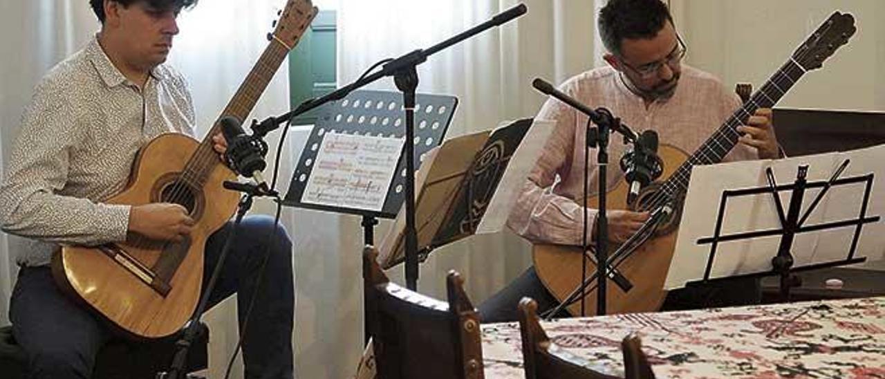 Samuel Diz y Javier Riba grabando el tema en la Huerta de San Vicente.