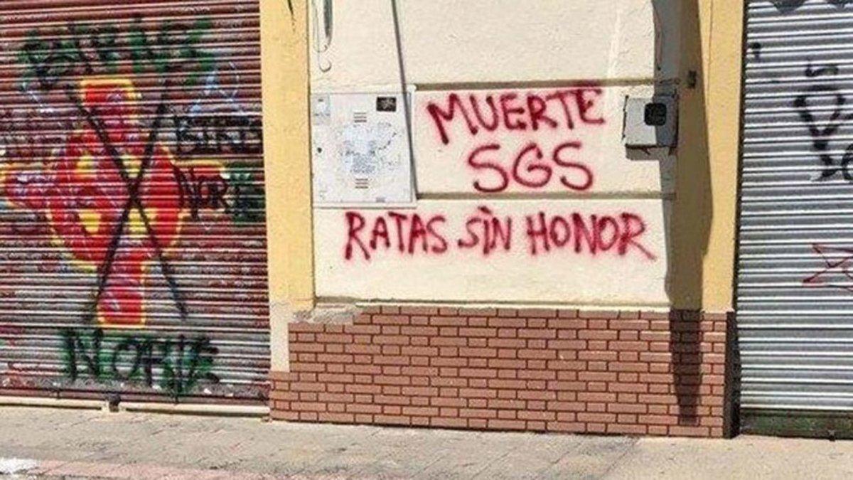 Pintadas ofensivas entre aficionados de Sevilla y Betis