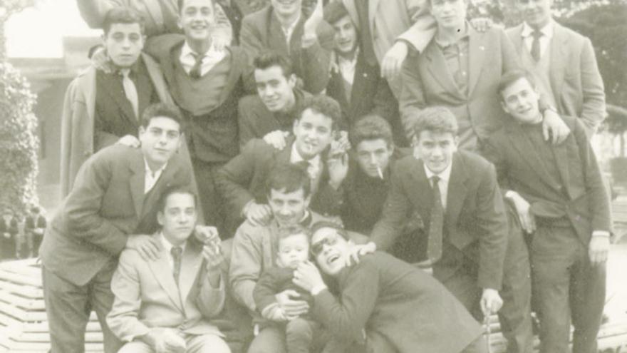 Miguel, primero por la izquierda en la fila superior, con un grupo de amigos de su pandilla juvenil.
