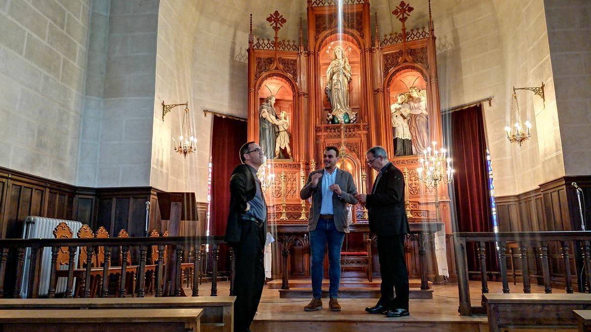 Del Bien (centro) junto al Obispo y otro sacerdote admiran la iglesia del Seminario