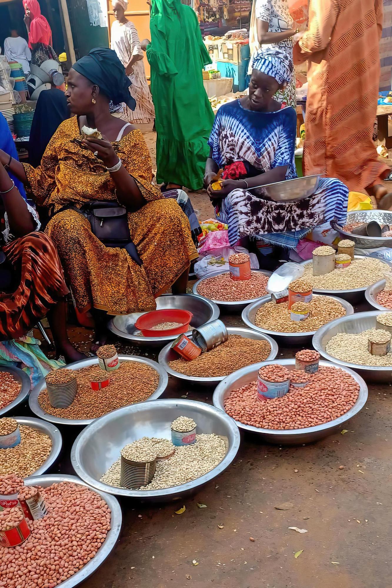 Mujeres en el mercado de Janjanbureh.