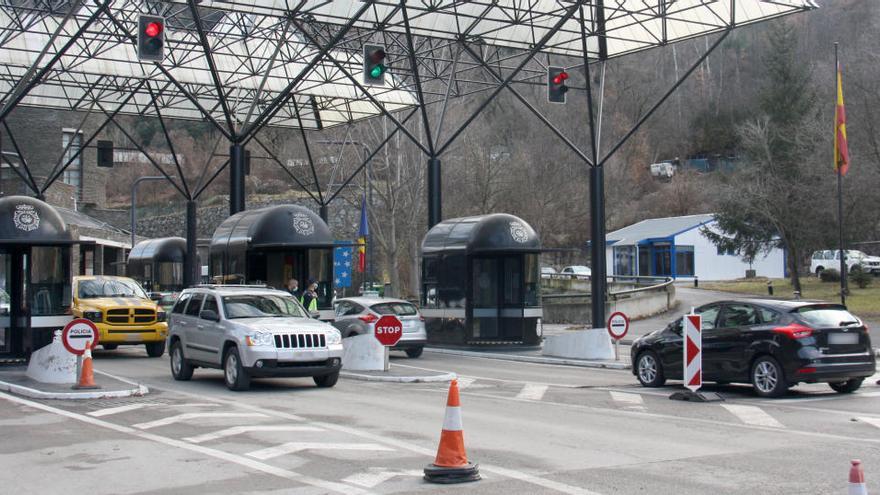 Imatge d&#039;arxiu de cotxes circulant per la frontera entre l&#039;Alt Urgell i Andorra el 21 de desembre de 2020