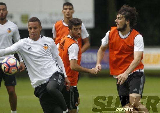 La plantilla entrena bajo la lluvia con el 'shock'