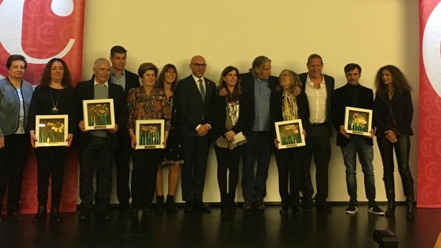 Foto de familia de los premiados esta noche en el centro cultural de Jesús.