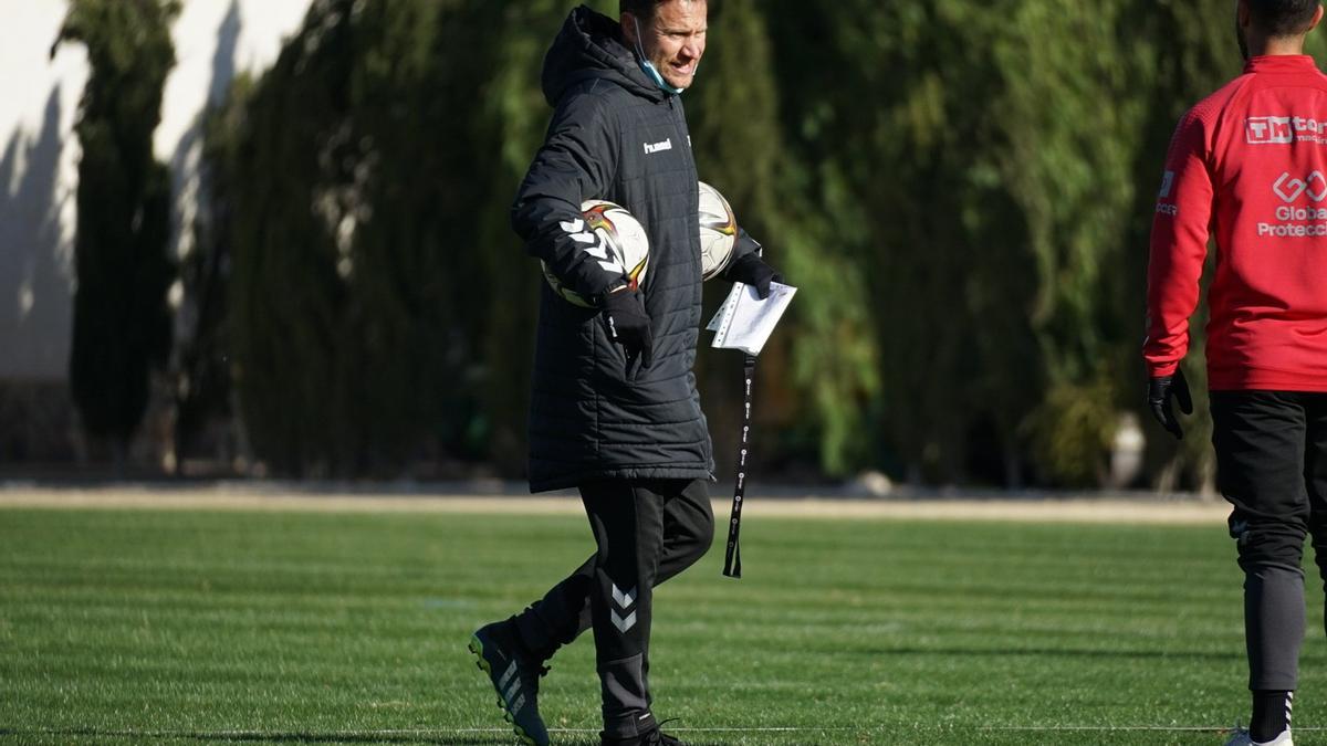 Mario Simón, entrenador del Real Murcia, durante un entrenamiento.