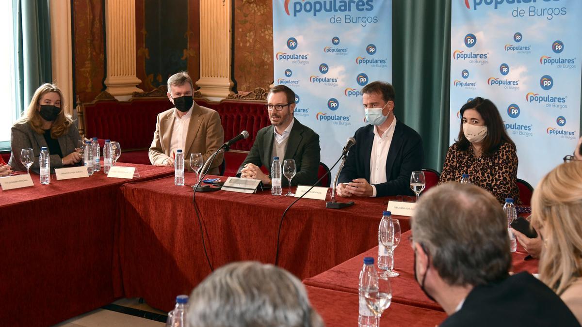 Maroto, en el centro, durante la reunión de ayer en Burgos.