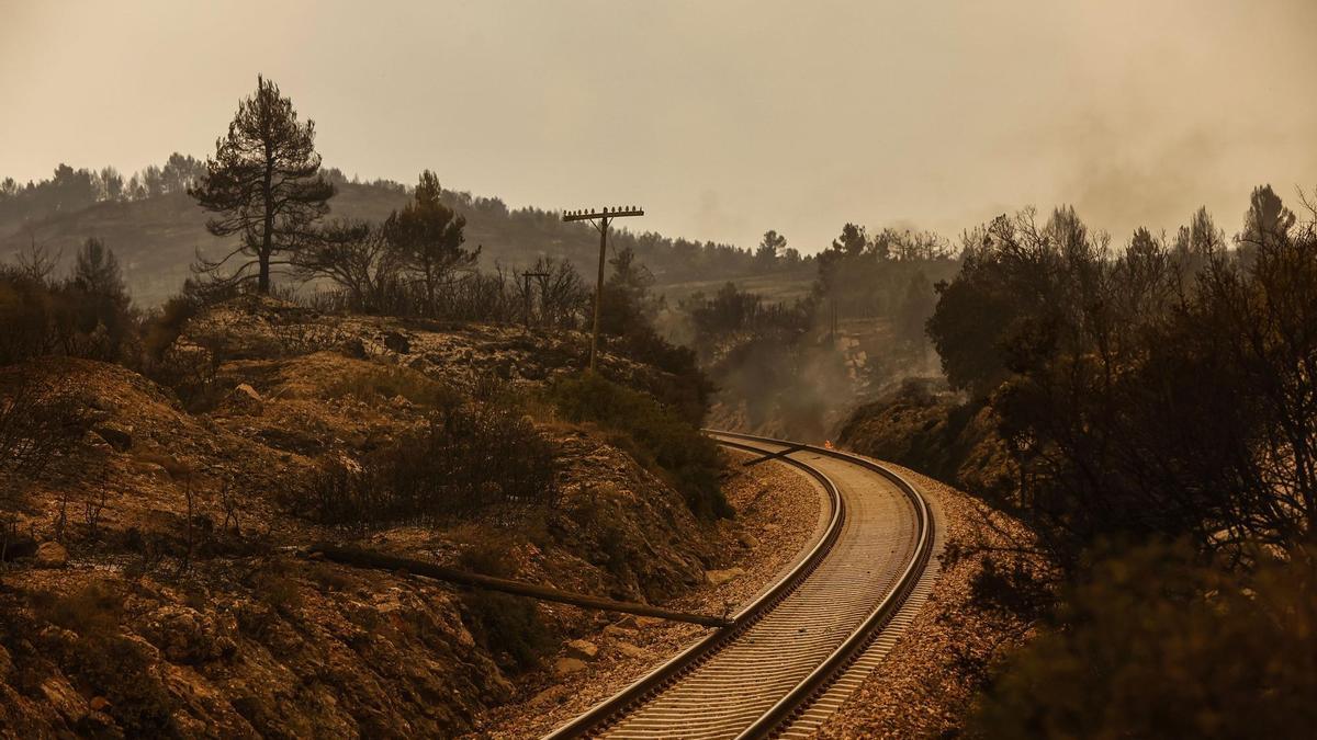 Vías del tren en el incendio de Bejís.