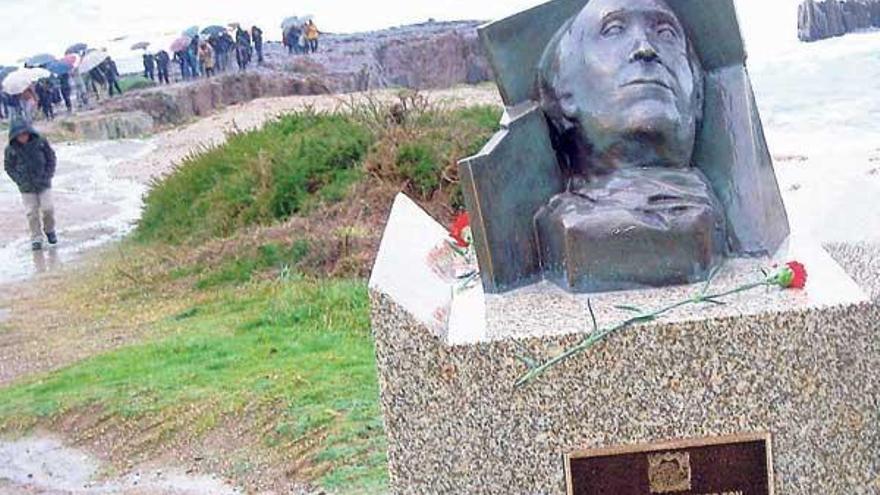 El busto, del escultor Nacho C. Beiro, inaugurado ayer en la playa de As Furnas, Porto do Son. // DMD