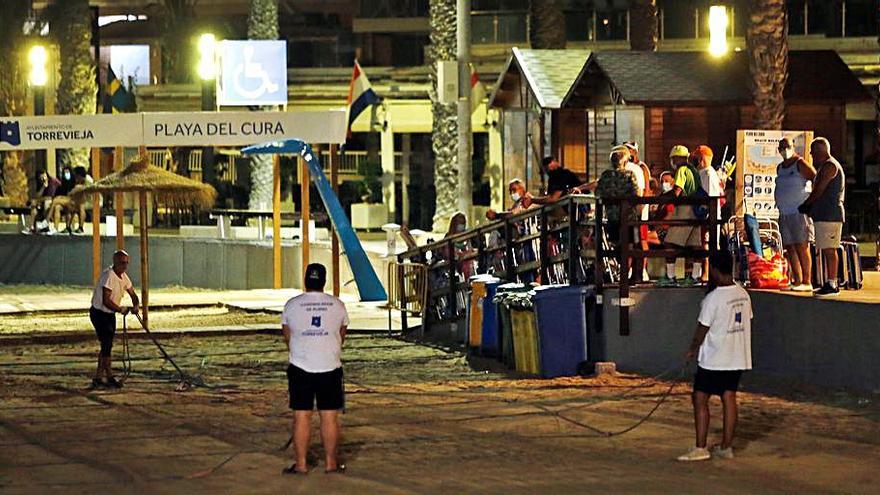 Els banyistes fan cua a la platja del Cura de Torrevieja. | EFE/M. LORENZO