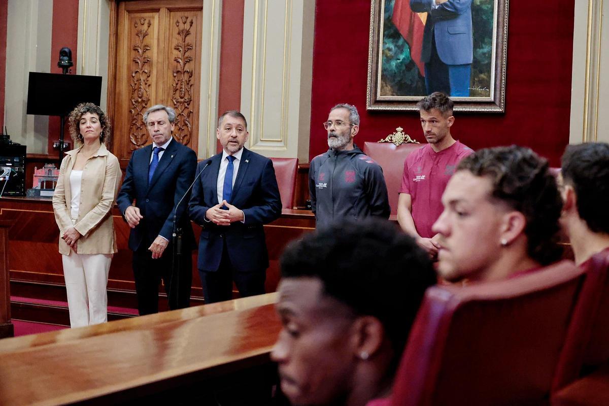 Así fue la visita institucional del CD Tenerife al Ayuntamiento de Santa Cruz