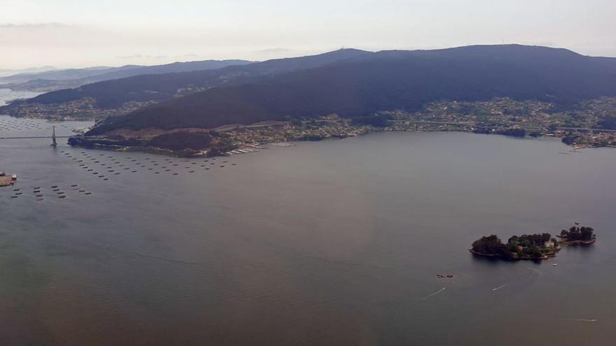 Vista aérea de la isla y el puente de Rande.   | MARTA G. BREA