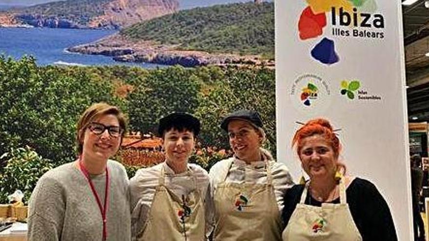 Un grupo de participantes posa frente al  estand de Ibiza, que pasó de tener 9 metros cuadrados el año pasado, a 24 metros este año.