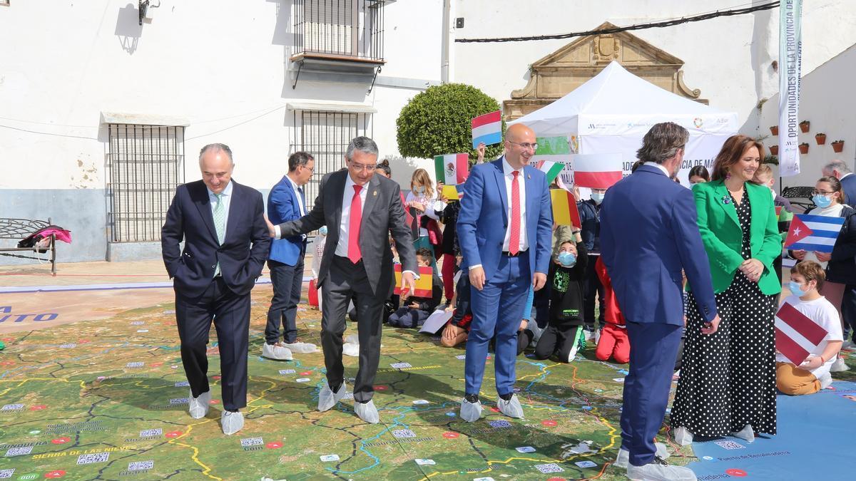 El presidente de la Diputación, Francisco Salado, recorre la provincia en el mapa interativo.