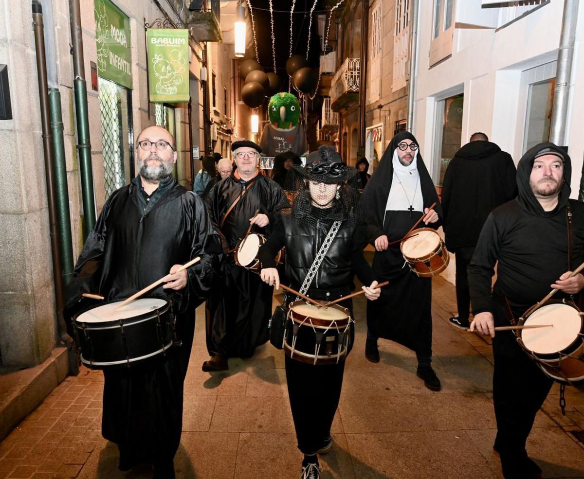 Cortejo fúnebre que acompañó al loro Ravachol.   | // RAFA VÁZQUEZ