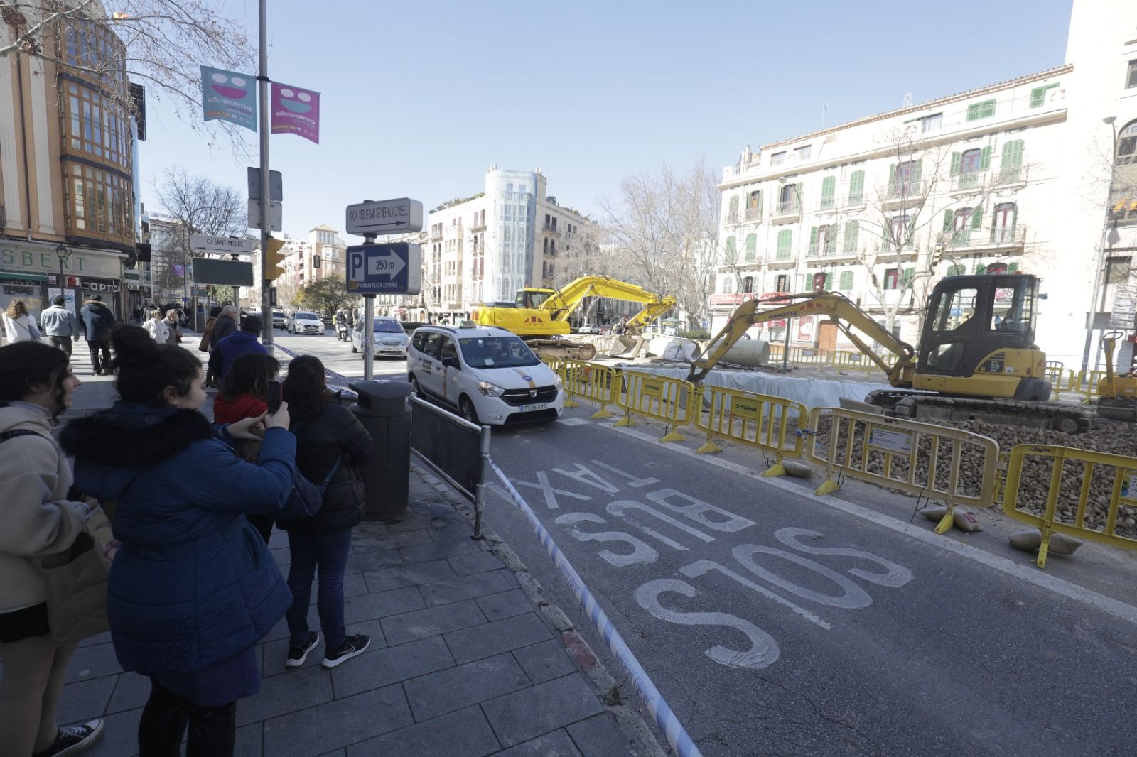 Curiosidad por el socavón en las Avenidas de Palma