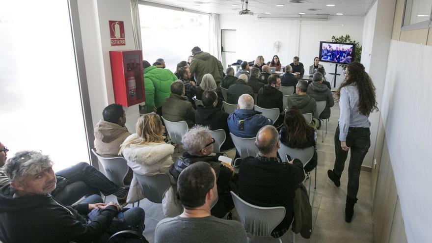 Los interesados llenaron la sala de reuniones de las oficinas municipales de Sant Jordi.