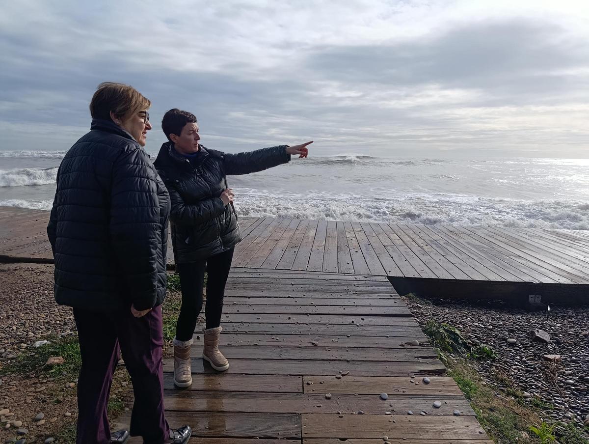 La subdelegada del Gobierno junto a la alcaldesa de Almenara, comprobando los efectos del temporal Harry.