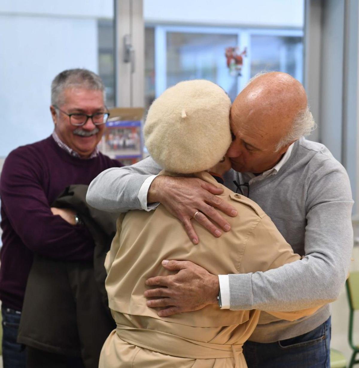 Personal del centro se abraza, ayer durante la visita.   | // VÍCTOR ECHAVE