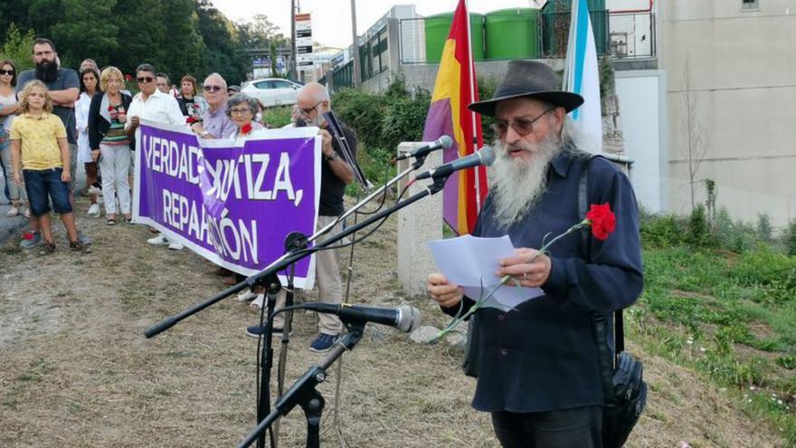 El presidente de la Asociación Memoria Histórica 28 de Agosto de Cangas, Camilo Camaño, en el acto de ayer en el monolito de Anguieiro, en la PO-551.   | // S. ÁLVAREZ