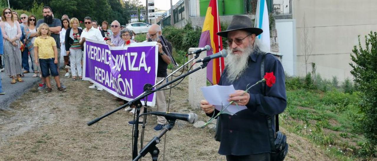 El presidente de la Asociación Memoria Histórica 28 de Agosto de Cangas, Camilo Camaño, en el acto de ayer en el monolito de Anguieiro, en la PO-551.   | // S. ÁLVAREZ