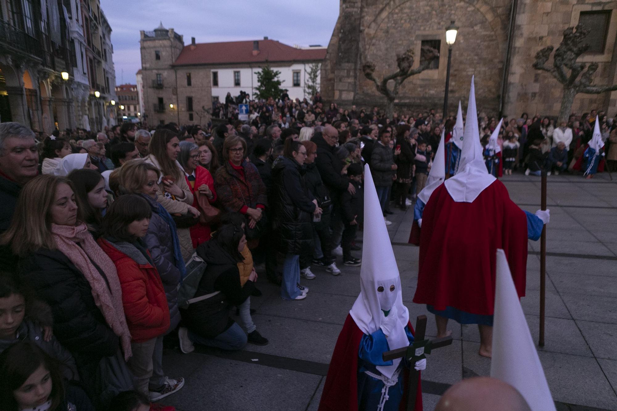 EN IMÁGENES: Así fue la procesión del Encuentro en Avilés