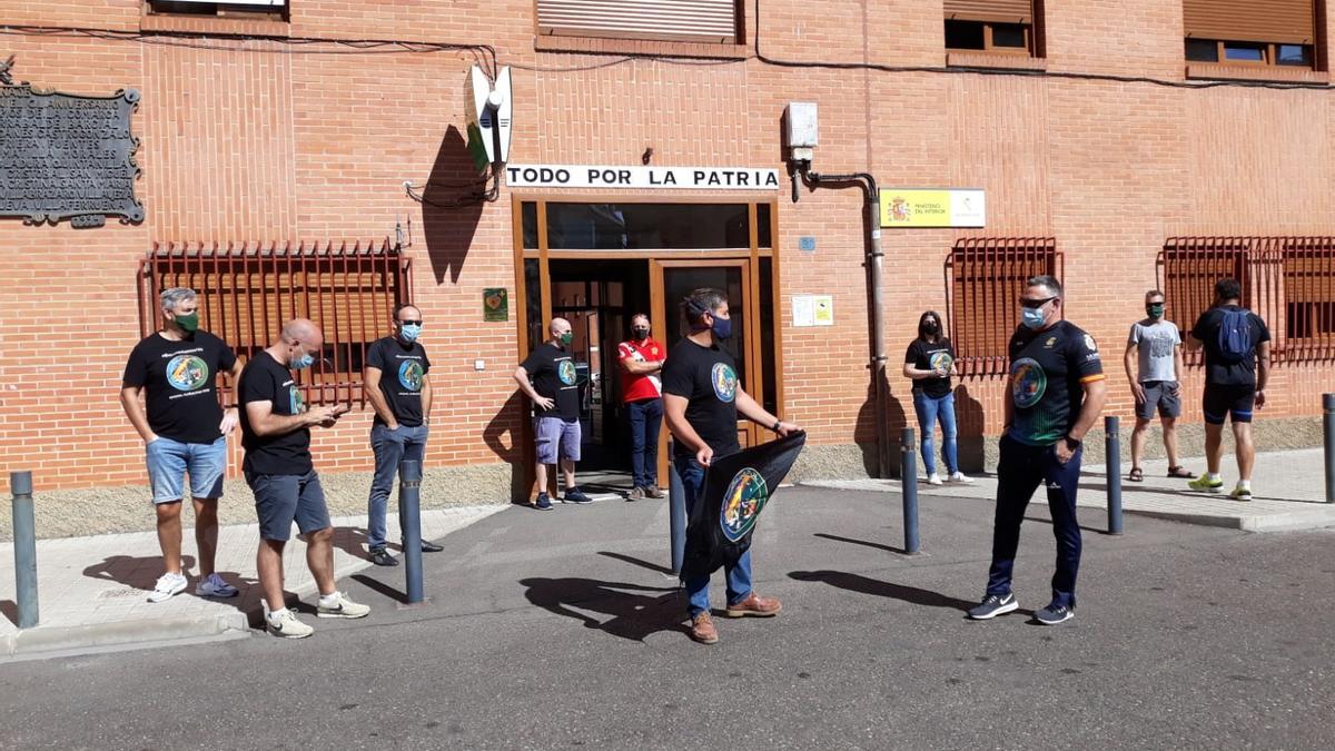 Agentes de la Guardia Civil concentrados en Benavente.