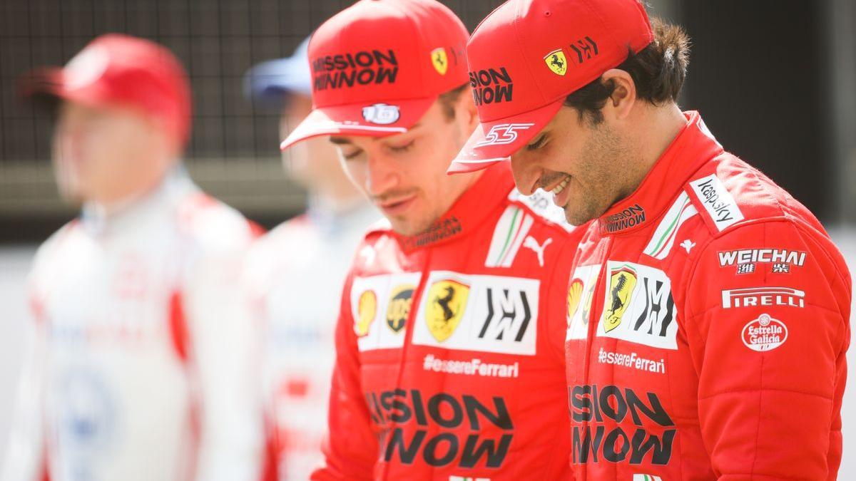 Carlos Sainz, en primer término, pasea dialogando con su nuevo compañero, el monegasco Charles Leclerc.
