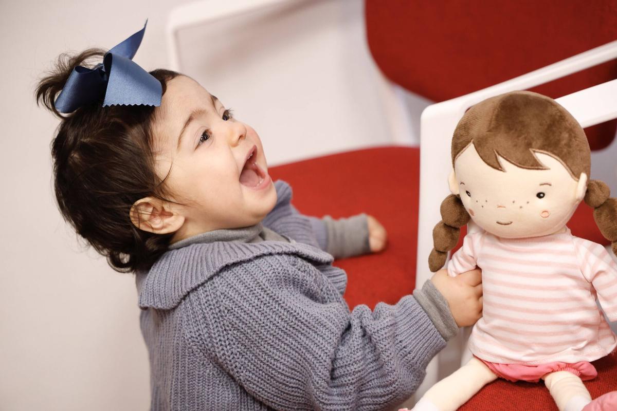Córdoba. La delegada territorial de Sanidad de la Junta, María Jesús Botella, junto al equipo directivo y profesiones del Hospital Universitario Reina Sofía, presenta la realización de los primeros trasplantes hepáticos de donante vivo por cirugía robótica. (Hospital Reina Sofía)