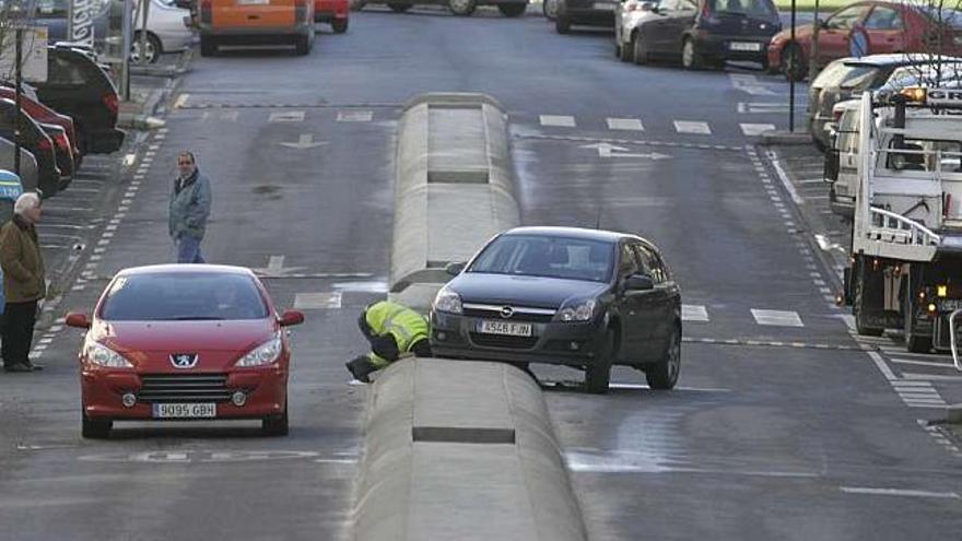 Un coche se sube a la mediana de hormigón en la calle Enrique Mariñas, en Matogrande. / la opinión